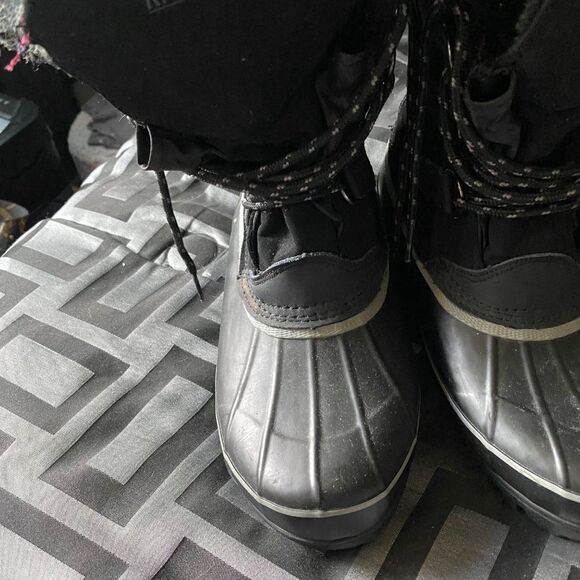 KHOMBU Black boot with faux fur to keep you feet warm for those cold days - Picture 3 of 12